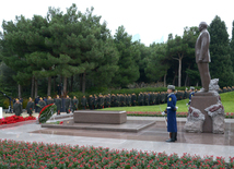 Azerbaijani public visits Alley of Honor to commemorate 12th death anniversary of Heydar Aliyev. Azerbaijan, Dec.12, 2015